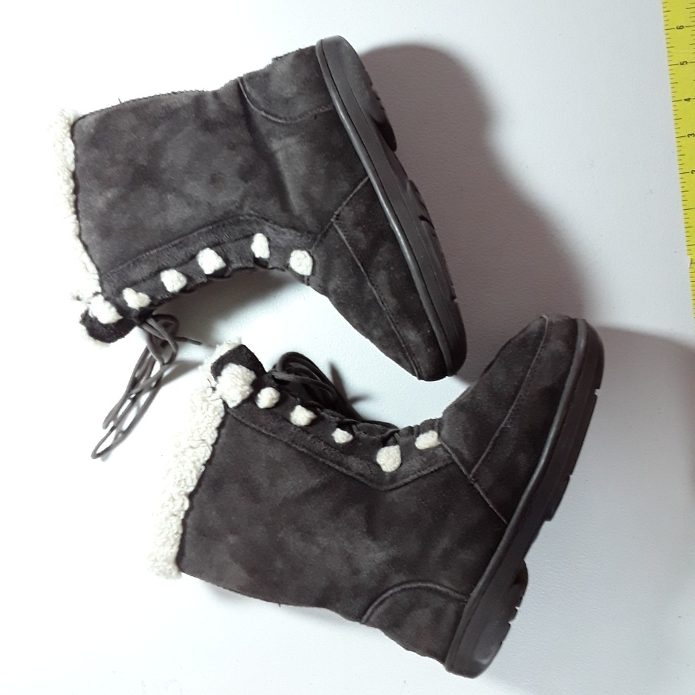 Bearpaw cow suede, sheepskin and wool blend boots size 4